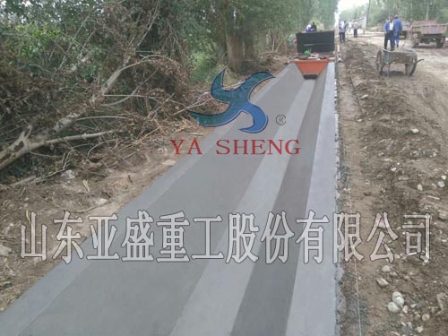 甘肅嘉峪關(guān)客戶使用現(xiàn)澆式襯砌機生產(chǎn)構(gòu)件