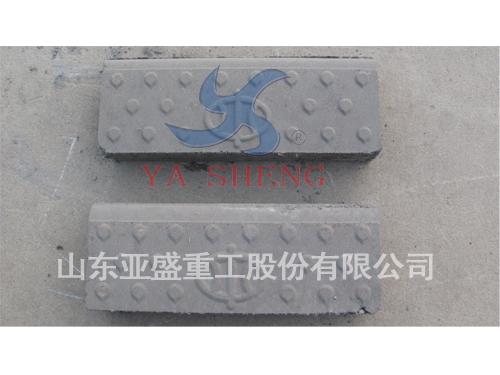 湖北武漢采用LZYC-2成型機生產(chǎn)路沿石